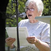 1550_4554 Ester Bejarano - Vorsitzende des Auschwitz Komitees bei der Eröffnung der Gedenkveranstalt | Denkmal zur Erinnerung an die Bücherverbrennung in Hamburg Eimsbüttel, Isebekkanal.